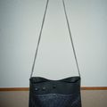 Pochette simili acier / simili gris...Lanière fine chaînette argentée...14€