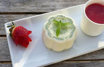 Panna cotta à la verveine citron et son coulis de fraises