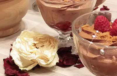 Mousse crémeuse aux deux chocolats, ses framboises et son concassé de Spéculos !