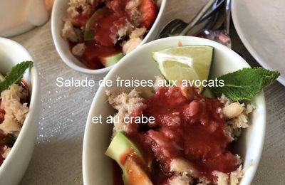 Salade de fraises aux avocats et au crabe