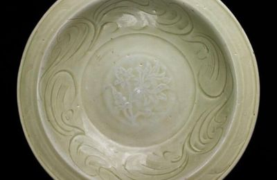 Longquan 'celadon' glaze dish, Ming dynasty, 14th century