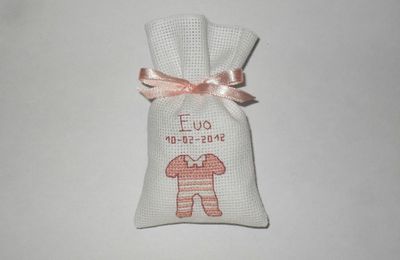 Sachet dragées motif babygros rose au point de croix