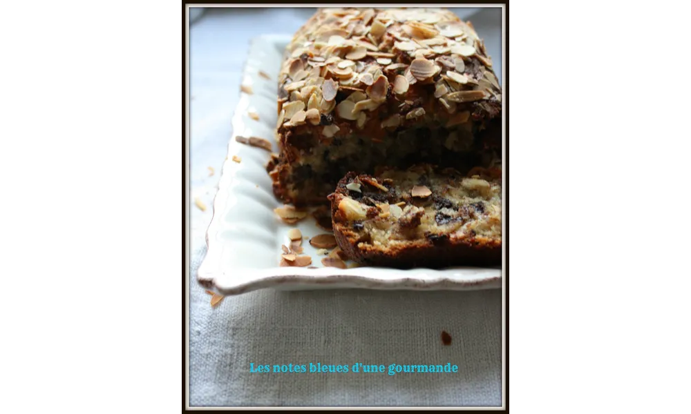 Banana bread à la poudre d'amandes,pépites de chocolat et amandes effilées