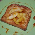 Pommes caramélisées sur une brioche perdue et son couli de caramel au beurre salé 