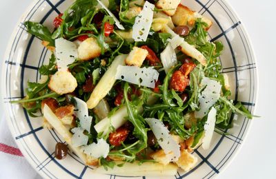 Salade de roquette, asperges blanches, olives et tomates confites