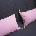 Coussin 30x50 en drap ancien teinté vieux rose avec plumettes en lin brut