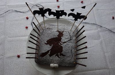 L'anniversaire de ma sorcière {Un gâteau inratable et des chauves-souris au plafond}