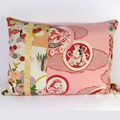 Le petit coussin aperçu sur la chaise verte vintage...