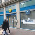 Gares fermées et achat de billets limité, bureaux de postes liquidés mais timbres parmi les plus chers d'Europe... et si on mutualisait les services ?