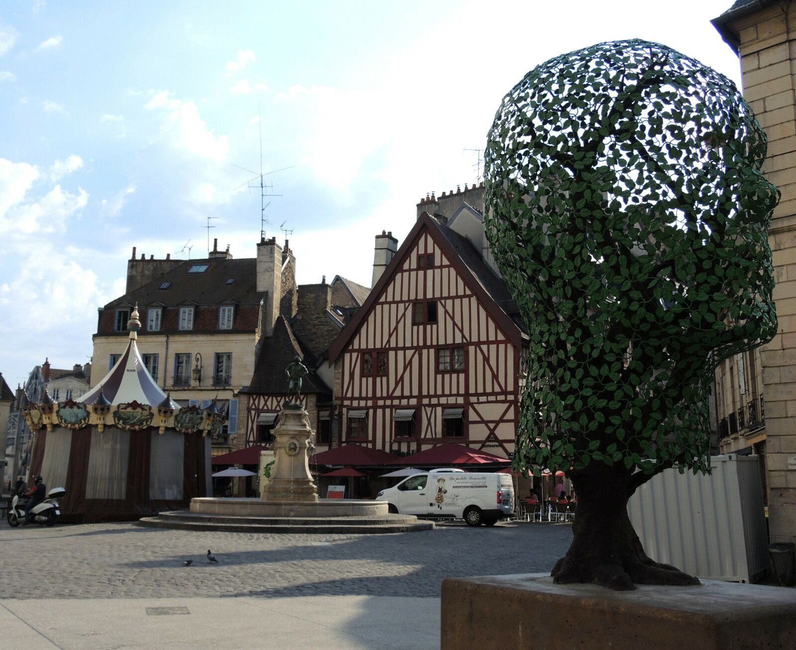 Dijon, place François Rude, sculpture visage (21)