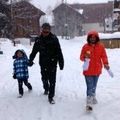 Mes petits-enfants et leurs parents font du ski