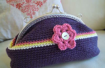 Une petite trousse romantique au crochet