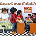 La famille au restaurant McDoll"s