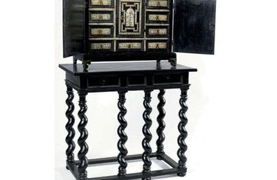 Cabinet en bois noirci à filets d'ivoire. Italie du nord XVIIe siècle. 