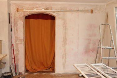 Vingtième et vingt-et-unième jours : Peinture plafond, vernis et porte coulissante