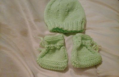 un ensemble bonnet'chaussons