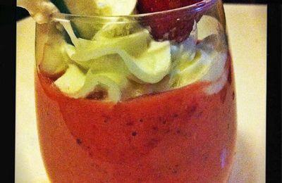 Un smoothie aux fraises printannier