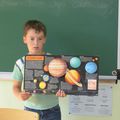 Elyot nous présente un livre sur l'espace.