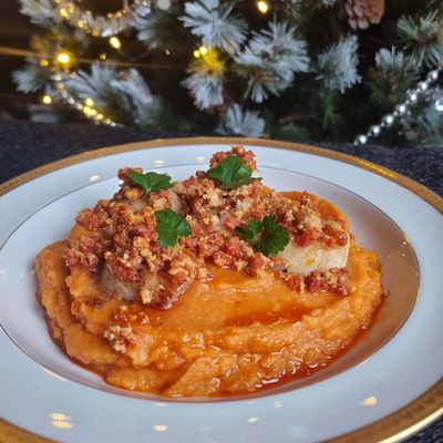 Saint-Jacques, crumble au chorizo et purée de patates douces rôties