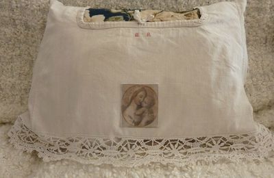 housse de coussin dans une ancienne chemise de nuit en lin ...