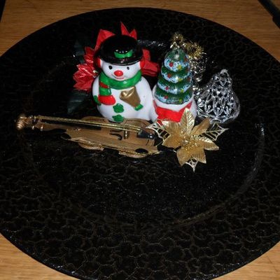 assiette de noel noir craquelé avec bougeoirs