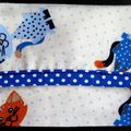 Pochette à mouchoirs imprimé chats, bordure bleu marine à pois