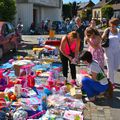 AU PIED DE L’ÉGLISE, LA BROCANTE DE JEAN ZAY SOUS LE SOLEIL DE LA RÉPUBLIQUE.