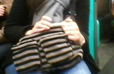 Cuisses de femmes en jeans dans le métro