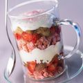 Trifle fraise-rhubarbe au chocolat blanc