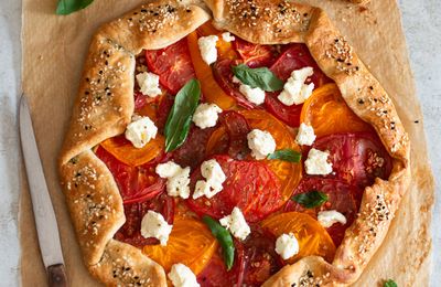 Tarte feuilletée aux tomates anciennes, chèvre frais & basilic