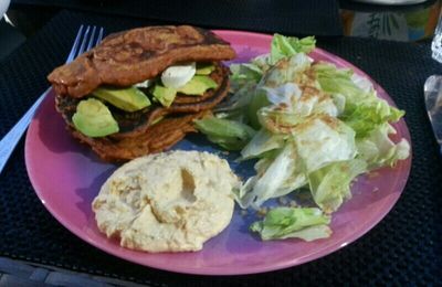 Burger végétal à l'avocat.