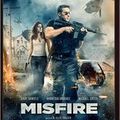 Gary Daniels sort son revolver dans le film Misfire