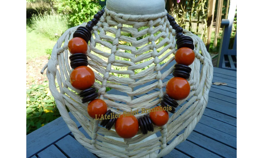 collier orange et marron