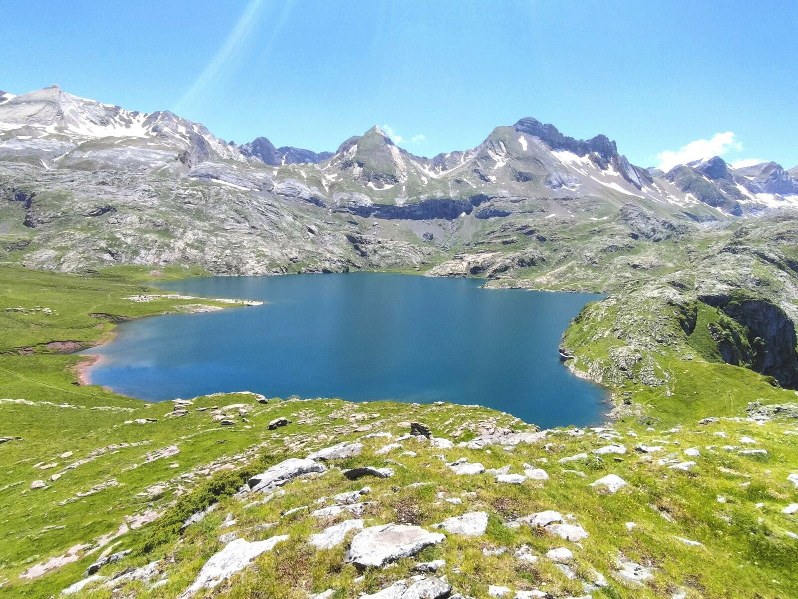 Lac d'Estaens, panorama 2 sur le lac,  juin 2024 (Espagne)