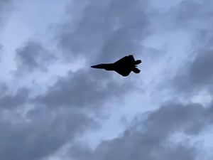 Le F22 Raptor avec sa post-combustion.