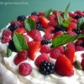 Pavlova de pistaches, crème de citron vert et fruits rouges