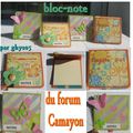 des petits supports de bloc-note