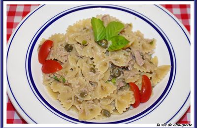 FARFALLE AU THON, CÂPRES ET BASILIC