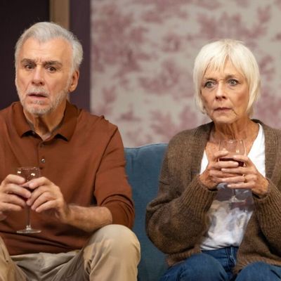 Théâtre sur petit écran : {CRITIQUE} - CHERS PARENTS - Quand l’argent tombe du ciel, les masques, eux, s’effondrent.