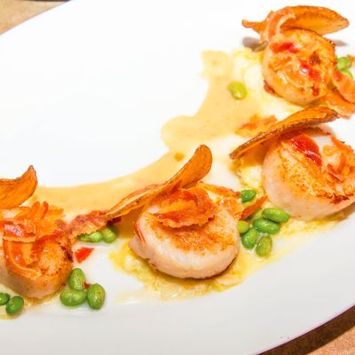 Pétoncles, Tombée de Poireaux, Chips de Pomme de Terre, Edamames rôtis, Pancetta croustillante et beurre blanc épicé