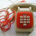 Téléphone a cadran orange et blanc