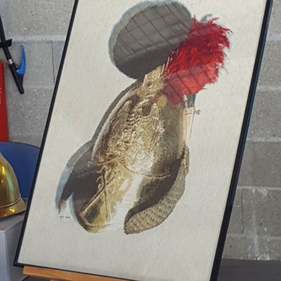 Casque aux points encadré 