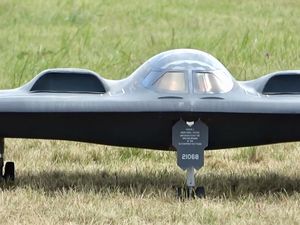 Un modéle RC original : le bombardier furtif B2