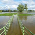 Pont envahi par l'eau à Cours-sur-Loire