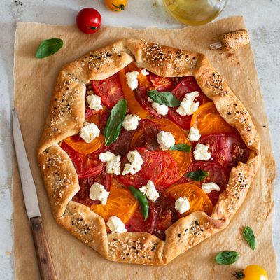 Tarte feuilletée aux tomates anciennes, chèvre frais & basilic