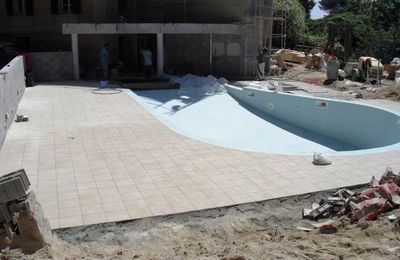 La Piscine et sa terrasse en cours de