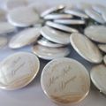 Badge pour dragées de mariage, thème coeur dans le sable