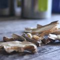 Bouillon de shiitake et de racines de bardane.