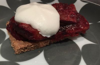 Génoise cannelle, quetsche et nuage de crème sucrée
