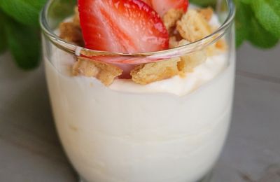 ...Panacotta mousseuse à l’Emmental de Savoie IGP, fraises et brisures de galettes bretonnes...